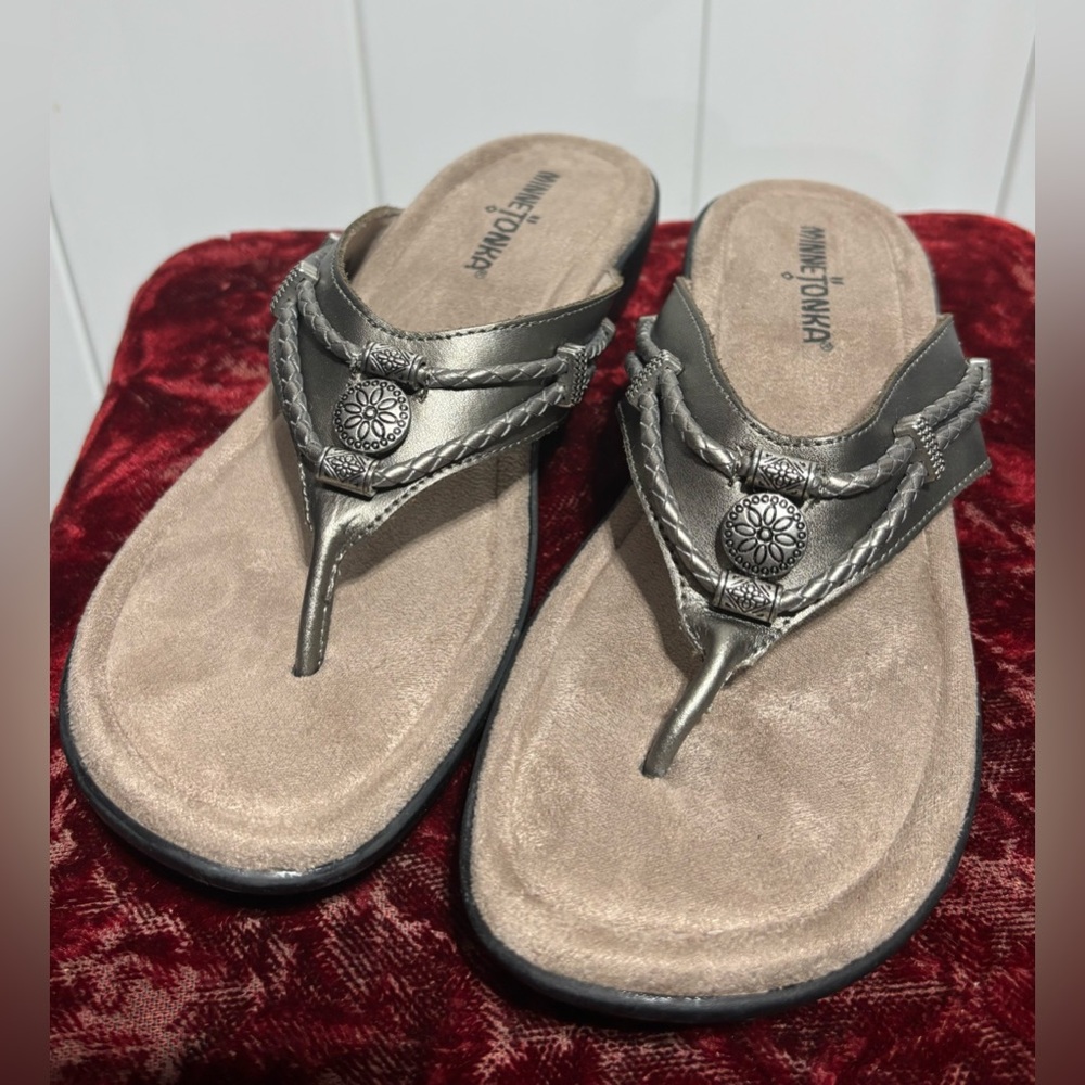 Minnetonka silver leather with silver beading detail flip flops